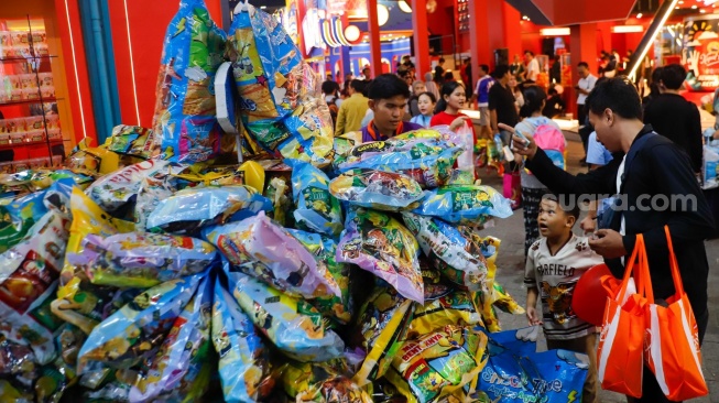 Aktivitas warga saat mengunjungi Jakarta Fair 2026 di Jiexpo Kemayoran, Jakarta, Kamis (11/6/2026). [Suara.com/Alfian Winanto]
