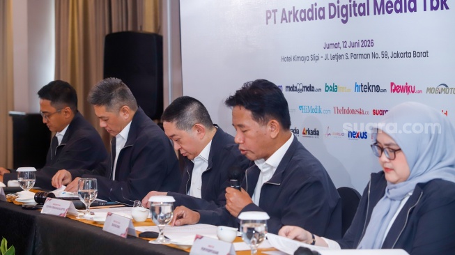 (dari kiri ke kanan) Jajaran Direksi PT Arkadia Digital Media Tbk, Komisaris Independen Ariyo Ali Suprapto, Komisaris Iwa Sukresno Karunia, Komisaris Utama Stephen Kurniawan, Direktur Utama Suwarjono dan Direktur Popi Puspitasari saat Rapat Umum Pemegang Saham Tahunan (RUPST) di Kimaya Hotel Jakarta, Jumat (12/6/2026). [Suara.com/Alfian Winanto]