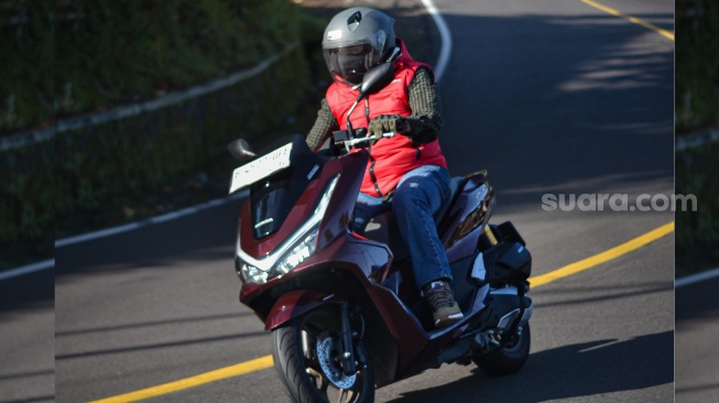 Honda PCX 160 RoadSync terbukti sangat irit saat kami bawa touring denga rute Bogor - Rancabali - Bogor. Bisa jadi opsi motor irit di tengan kenaikan harga Pertamax. [Suara.com] 