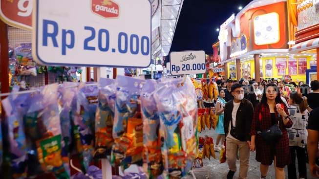 Aktivitas warga saat mengunjungi Jakarta Fair 2026 di Jiexpo Kemayoran, Jakarta, Kamis (11/6/2026). [Suara.com/Alfian Winanto]
