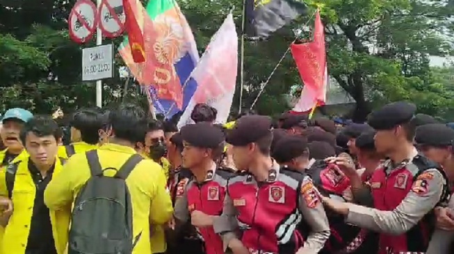 Bus Mahasiswa UI ke Bundaran HI Diadang Rantis, Massa Dipaksa ke DPR: Polisi Cuma Ketawa-tawa