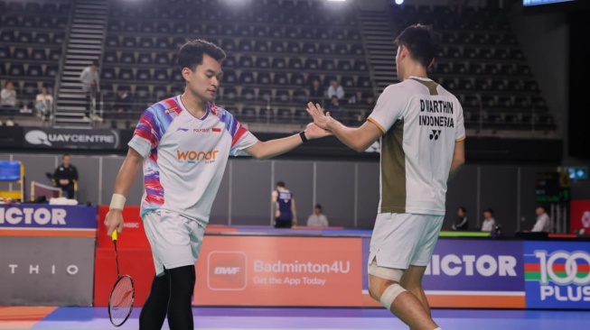 Pasangan ganda putra Indonesia, Leo Rolly Carnando dan Daniel Marthin, menjadikan kekalahan dari wakil China di Australian Open 2026 sebagai realitas pahit sekaligus titik tolok ukur evaluasi. [Dok. PBSI]