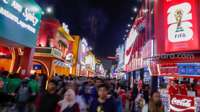 Aktivitas warga saat mengunjungi Jakarta Fair 2026 di Jiexpo Kemayoran, Jakarta, Kamis (11/6/2026). [Suara.com/Alfian Winanto]
