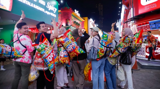 Aktivitas warga saat mengunjungi Jakarta Fair 2026 di Jiexpo Kemayoran, Jakarta, Kamis (11/6/2026). [Suara.com/Alfian Winanto]

