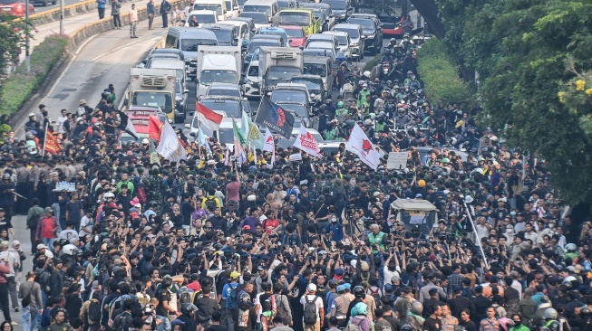 Personel polisi dan TNI memblokade massa aksi menuju Bundaran HI di Jalan Jenderal Sudirman, Jakarta, Jumat (12/6/2026). [ANTARA FOTO/Sulthony Hasanuddin/bar]