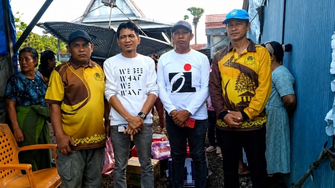 Tim Reaksi Cepat (TRC) Pemerintah Provinsi Sulsel membawa bantuan untuk warga lumpuh di Kabupaten Jeneponto [SuaraSulsel.id/Humas Pemprov Sulsel]