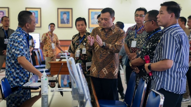 Turun ke Posko dan SMAN 3 Semarang, Ahmad Luthfi Pastikan SPMB Jateng Berjalan Lancar