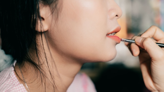 Bibir Kering Pakai Lipstik Ombre? Ini 5 Rekomendasi Produk Lokal dengan Hasil Plumpy