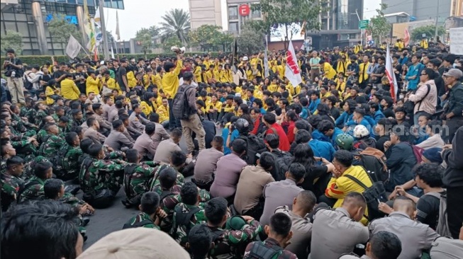 Viral TNI Ikut Hadang Massa Mahasiswa saat Demo di Bundaran HI, Kapuspen: Atas Permintaan Polri