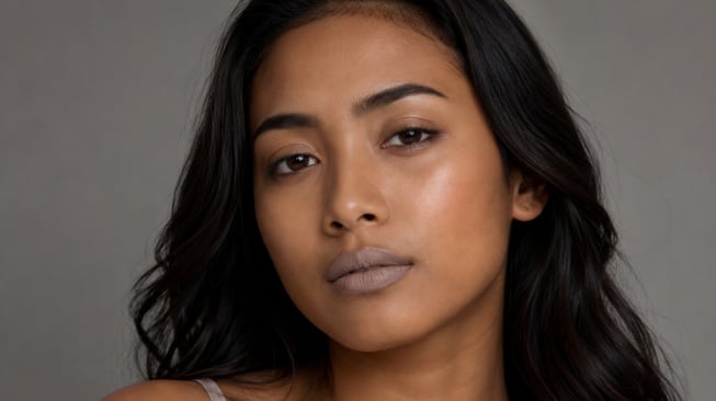 Ilustrasi wanita berkulit sawo matang dengan lipstik nude [AI]