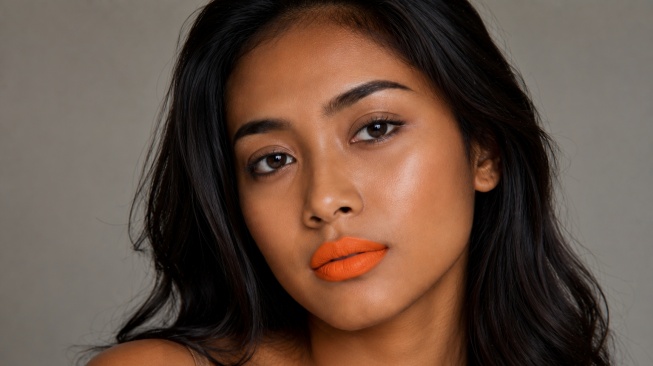 Ilustrasi wanita berkulit sawo matang dengan lipstik orange [AI]
