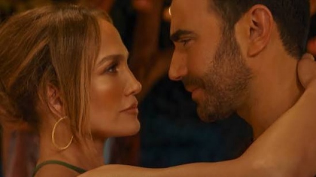Ulasan Film Office Romance: Romansa Kantor dari Netflix yang Kurang Legit