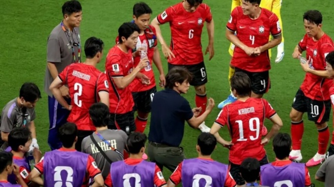 Mantan pelatih Liverpool, Jurgen Klopp, melontarkan kritik keras terhadap kebijakan water break di Piala Dunia 2026. [Istimewa]