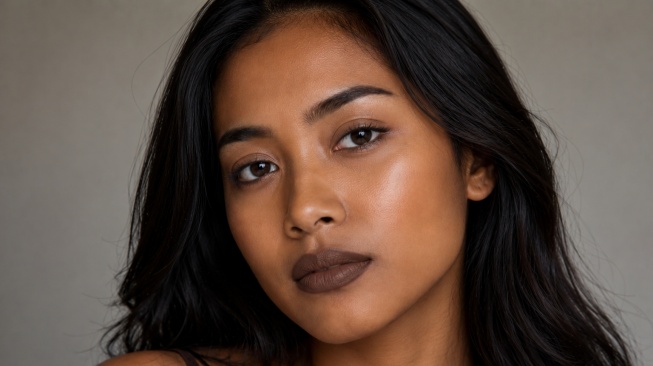Ilustrasi wanita berkulit sawo matang dengan lipstik coklat pekat [AI]