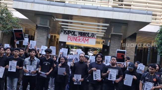 Keluarga Mahasiswa (KM) Fakultas Ilmu Sosial dan Ilmu Politik (Fisipol) Universitas Gadjah Mada (UGM) menggelar aksi bertajuk 'Fisipol Menolak Bungkam' di halaman kampus pada Senin (15/6/2026). (Suara.com/Hiskia)