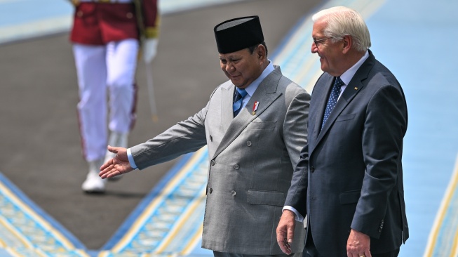 Presiden Prabowo Subianto (kiri) bersama Presiden Jerman Frank Walter Steinmeier (kanan) berjalan memeriksa pasukan di Istana Merdeka, Jakarta, Senin (15/6/2026). [ANTARA FOTO/Bayu Pratama S/hma/kye]