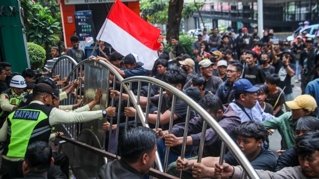 Sejumlah massa melakukan demonstrasi di depan gedung Kementerian Imipas, Jakarta, Senin (15/6/2026). [Suara.com/Alfian Winanto]