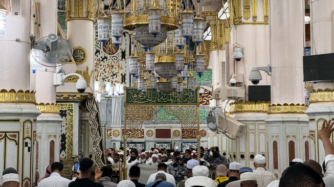 Umat Islam berdoa di area Raudhah, Masjid Nabawi, Madinah, Arab Saudi, Jumat (12/6/2026). [ANTARA FOTO/Citro Atmoko/sgd/tom]
