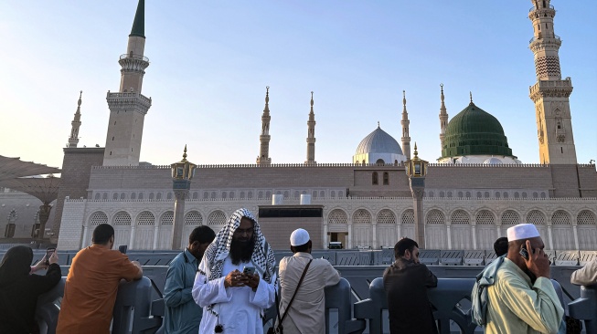 Umat Islam melakukan panggilan telepon dan video di Masjid Nabawi, Madinah, Arab Saudi, Jumat (12/6/2026). [ANTARA FOTO/Citro Atmoko/sgd/tom]