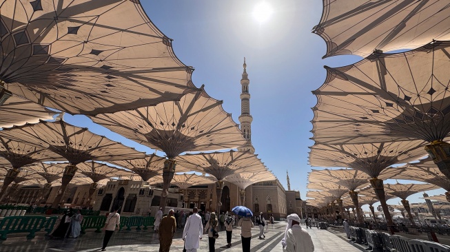 Umat Islam dari berbagai negara berjalan di pelataran Masjid Nabawi, Madinah, Arab Saudi, Jumat (12/6/2026). [ANTARA FOTO/Citro Atmoko/sgd/tom]
