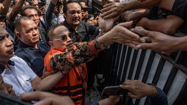 Bupati Pati nonaktif Sudewo (tengah) menyapa pendukungnya seusai menjalani sidang perdana pembacaan dakwaan di Pengadilan Tipikor Semarang, Jawa Tengah, Senin (15/6/2026). [ANTARA FOTO/Aji Styawan/nym]