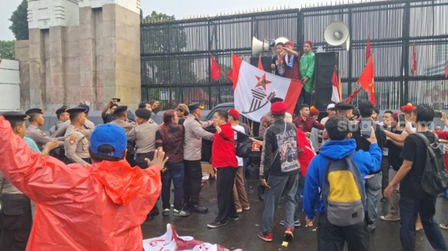 Gerakan mahasiswa yang tergabung dalam Aliansi Cipayung Menggugat menggelar unjuk rasa bertajuk "Prabowo-Gibran Gagal Total" di depan Gedung DPR RI, Senayan, Jakarta, Senin (15/6/2026). (Suara.com/Juan)