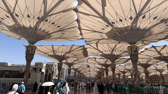 Umat Islam dari berbagai negara berjalan di pelataran Masjid Nabawi, Madinah, Arab Saudi, Jumat (12/6/2026). [ANTARA FOTO/Citro Atmoko/sgd/tom]