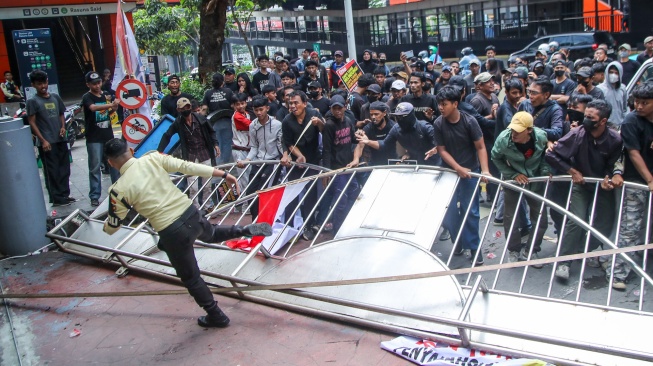Sejumlah massa melakukan demonstrasi di depan gedung Kementerian Imipas, Jakarta, Senin (15/6/2026). [Suara.com/Alfian Winanto]