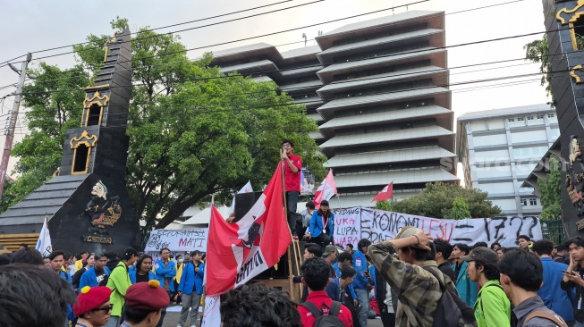 Aksi mahasiswa Semarang di halaman Gubernuran, Jalan Pahlawan, Kecamatan Semarang Selatan, Kota Semarang [Suara.com/Ilma Latif]