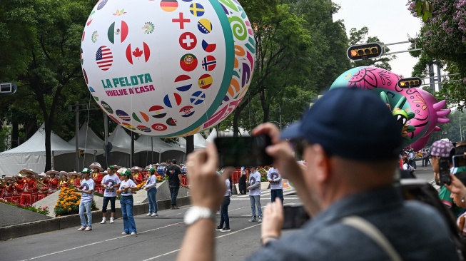 Sejumlah warga menyaksikan peserta Gran Desfile Mundialista atau Parade Akbar Piala Dunia 2026 di Paseo de la Reforma, Mexico City, Meksiko, Sabtu (13/6/2026) waktu setempat. [ANTARA FOTO/Aditya Pradana Putra/kye]