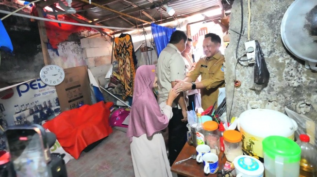 Cek Langsung Penerima BSPS di Jakbar, Mendagri Dorong Pemda Perluas Dukungan Bedah Rumah lewat APBD