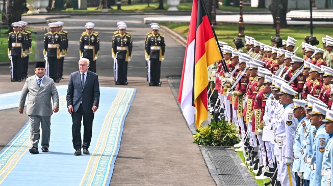 Presiden Prabowo Subianto (kiri) bersama Presiden Jerman Frank Walter Steinmeier (kanan) berjalan memeriksa pasukan di Istana Merdeka, Jakarta, Senin (15/6/2026). [ANTARA FOTO/Bayu Pratama S/hma/kye]