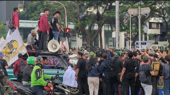 Ratusan mahasiswa Universitas Bung Karno (UBK) bergerak menuju kawasan Patung Kuda, Jakarta Pusat, dalam aksi penyampaian pendapat, Senin (15/6/2026). (Suara.com/Adiyoga)
