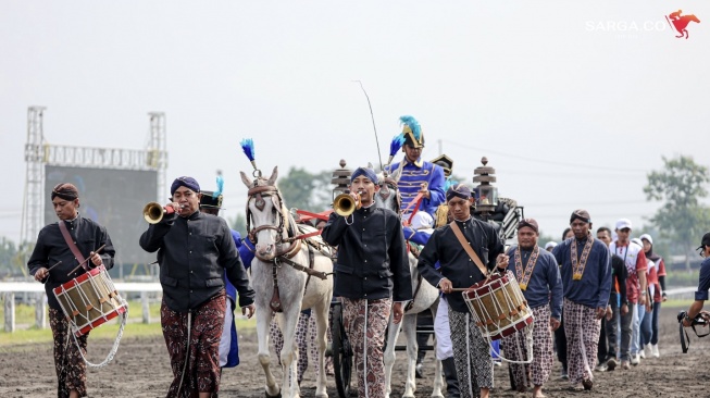 Diikuti 155 kuda dari 10 daerah di Indonesia yang bertarung dalam 18 kelas dengan total hadiah Rp600 juta, IHR Piala Paku Alam 2026 sukses menyajikan pengalaman baru menonton pacuan kuda yang penuh kemeriahan bagi para pengunjung. (Dok: Sarga.co)
