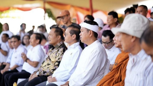 Hadiri Pujabakti Waisak Jawa Barat, Gubernur Dedi Mulyadi Ajak Warga Bijak Manfaatkan Hasil Bumi