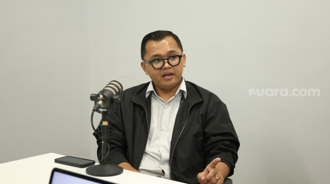 Peneliti Hukum Center of Economic and Law Studies (CELIOS), Muhammad Saleh, saat melakukan wawancara di kantor Suara.com. [Suara.com]