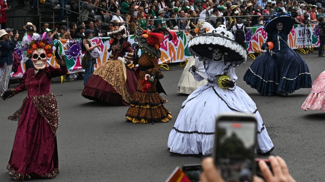 Sejumlah peserta berkostum karakter tradisional Meksiko, Catrina mengikuti Gran Desfile Mundialista atau Parade Akbar Piala Dunia 2026 di Paseo de la Reforma, Mexico City, Meksiko, Sabtu (13/6/2026) waktu setempat. [ANTARA FOTO/Aditya Pradana Putra/kye]