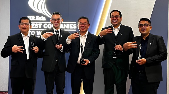 (kiri ke kanan) Corporate Industrial Relation & General Affair Enesis Group Budi Hermawan, Chief Financial & IT Officer Enesis Group Ronny Widjaja, Chief Executive Officer Enesis Group Bambang Wirjawan Soendoro, Chief Human Resources Enesis Group Bambang Cahyono, dan Head Human Resources Enesis Group RM Ardiantara saat ajang HR Asia Awards 2026. [ho]
