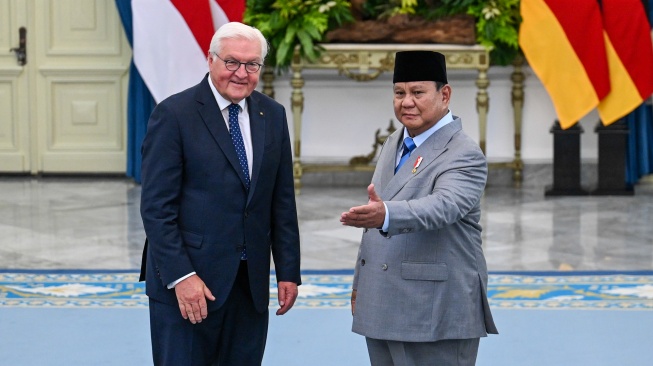 Presiden Prabowo Subianto (kanan) berbincang dengan Presiden Republik Federal Jerman Frank-Walter Steinmeier (kiri) saat kunjungan kenegaraan di Istana Merdeka, Jakarta, Senin (15/6/2026). [ANTARA FOTO/Galih Pradipta/hma/kye]