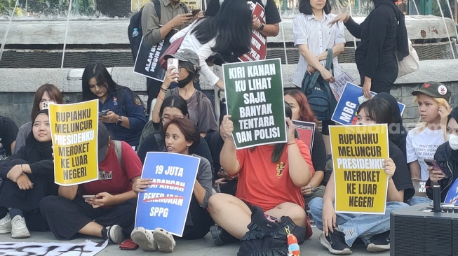 Suasana santai mimbar terbuka Aliansi Surabaya Menggugat di Taman Apsari Surabaya. (Suara.com/Dimas Angga)