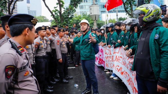Mahasiswa Universitas Muhammadiyah Prof. Dr. HAMKA (Uhamka) dihadang pihak kepolisian saat menggelar aksi menuju kawasan Bundaran HI di Jalan Jenderal Sudirman, Jakarta, Senin (15/6/2026). [Suara.com/Alfian Winanto]
