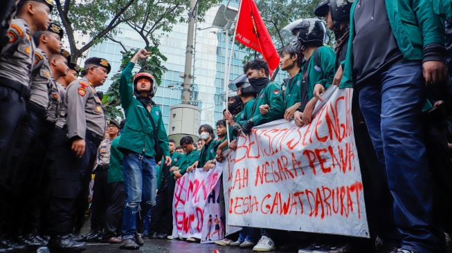 Mahasiswa Universitas Muhammadiyah Prof. Dr. HAMKA (Uhamka) dihadang pihak kepolisian saat menggelar aksi menuju kawasan Bundaran HI di Jalan Jenderal Sudirman, Jakarta, Senin (15/6/2026). [Suara.com/Alfian Winanto]