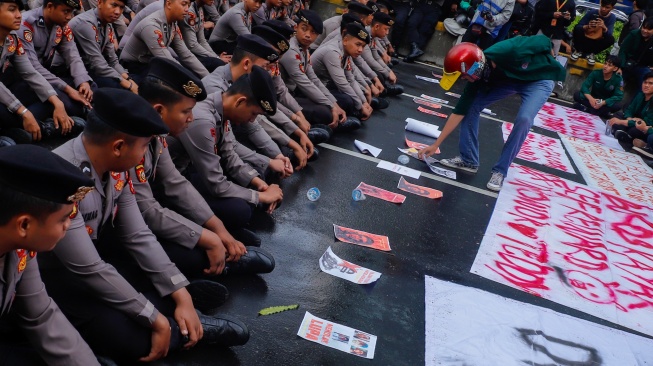 Mahasiswa Universitas Muhammadiyah Prof. Dr. HAMKA (Uhamka) dihadang pihak kepolisian saat menggelar aksi menuju kawasan Bundaran HI di Jalan Jenderal Sudirman, Jakarta, Senin (15/6/2026). [Suara.com/Alfian Winanto]