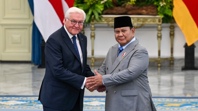 Presiden Prabowo Subianto (kanan) berjabat tangan dengan Presiden Republik Federal Jerman Frank-Walter Steinmeier (kiri) saat kunjungan kenegaraan di Istana Merdeka, Jakarta, Senin (15/6/2026). [ANTARA FOTO/Galih Pradipta/hma/kye] 