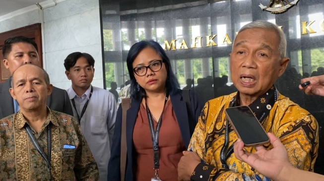Muhammad Busyro Muqoddas (kanan) dan Pakar Hukum Tata Negara Bivitri Susanti (tengah) usai menghadiri sidang uji materiil UU APBN 2026 dan UU Sisdiknas di Gedung MK, Jakarta, Senin (15/6/2026). [Suara.com/Tiara]