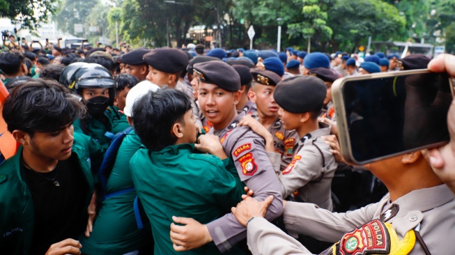 Mahasiswa Universitas Muhammadiyah Prof. Dr. HAMKA (Uhamka) dihadang pihak kepolisian saat menggelar aksi menuju kawasan Bundaran HI di Jalan Jenderal Sudirman, Jakarta, Senin (15/6/2026). [Suara.com/Alfian Winanto]