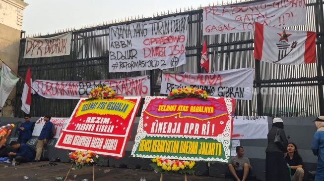 Mana yang Turun Duluan? Banner Demo Mahasiswa di DPR Sindir Kenaikan BBM hingga Jabatan Prabowo