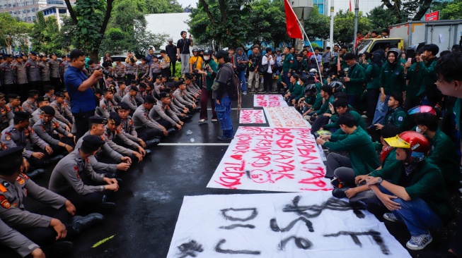 Mahasiswa Universitas Muhammadiyah Prof. Dr. HAMKA (Uhamka) dihadang pihak kepolisian saat menggelar aksi menuju kawasan Bundaran HI di Jalan Jenderal Sudirman, Jakarta, Senin (15/6/2026). [Suara.com/Alfian Winanto]