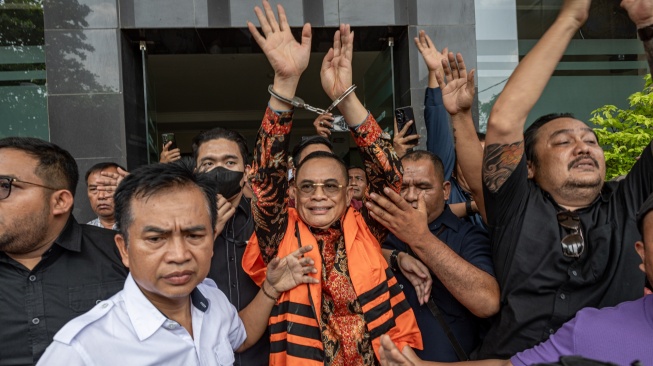 Bupati Pati nonaktif Sudewo (tengah) menyapa pendukungnya seusai menjalani sidang perdana pembacaan dakwaan di Pengadilan Tipikor Semarang, Jawa Tengah, Senin (15/6/2026).  [ANTARA FOTO/Aji Styawan/nym]