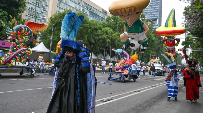 Peserta berkostum karakter tradisional Meksiko, Chinelo mengikuti Gran Desfile Mundialista atau Parade Akbar Piala Dunia 2026 di Paseo de la Reforma, Mexico City, Meksiko, Sabtu (13/6/2026) waktu setempat. [ANTARA FOTO/Aditya Pradana Putra/kye]